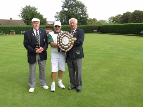 Singles Winner Richard Pearce with Peter Stokes, Marker, and Terry Atkinson, President